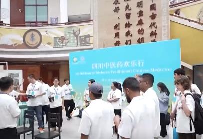 中醫(yī)跨界融合“圈粉”全球游客 “中醫(yī)藥+文旅”解鎖入境游消費(fèi)新場(chǎng)景