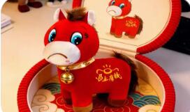 從“哭哭馬”到“愛(ài)你老己”年輕人如何用消費(fèi)安放時(shí)代情緒？