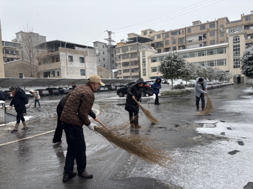 蘄春縣局浴“雪”奮戰(zhàn)保暢通，為民掃出“暖心路”