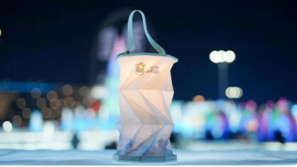 哈爾濱冰雪大世界百余款“發(fā)光文創(chuàng)”讓冰雪藝術(shù)觸手可及