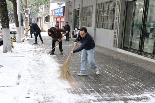 聞雪而動顯擔(dān)當(dāng) 志愿服務(wù)暖民心