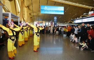 云南“阿詩(shī)瑪”邀游客到世界自然遺產(chǎn)地石林過大年