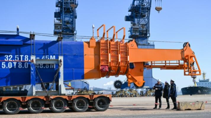 全球海工市場上起重量最大的伸縮臂吊機(jī)運(yùn)歐洲