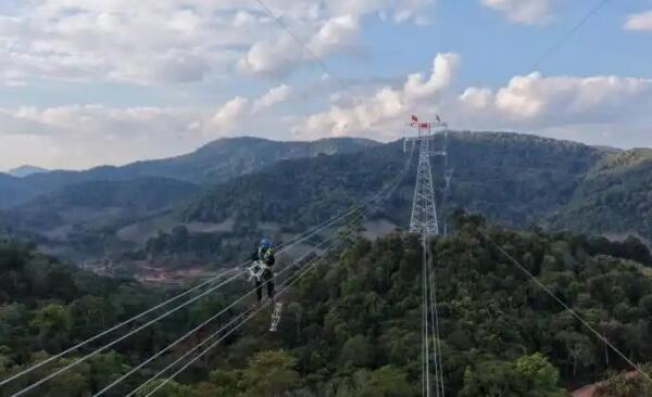 中老500千伏聯(lián)網(wǎng)輸電線路全線貫通