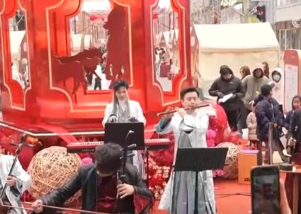 團(tuán)聚新風(fēng)尚、吃出新花樣、AI新體驗 新潮消費(fèi)花式上新催生新春消費(fèi)“潮”活力