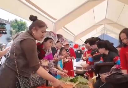 “潮”出消費(fèi)新活力！“傳統(tǒng)+創(chuàng)意”掀起最炫民族風(fēng) 游客沉浸式享受新春樂趣