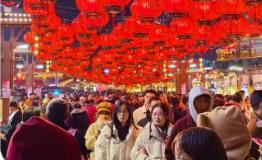 春節(jié)假期映照出一個(gè)活力滿滿、自信向前的中國(guó)