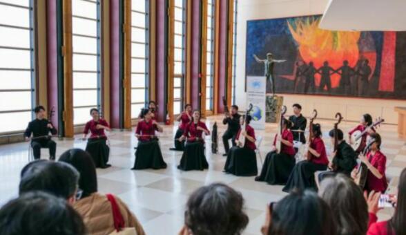 中國(guó)民樂(lè)快閃聯(lián)合國(guó)總部 傳遞新春慈善之聲