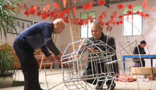 巧手傳技藝 廣西民眾趕制花燈迎接“上燈節(jié)”