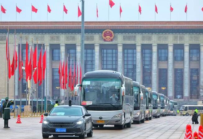 T7領(lǐng)銜，高端蓄勢(shì)！宇通客車連續(xù)22年主力護(hù)航全國(guó)兩會(huì)