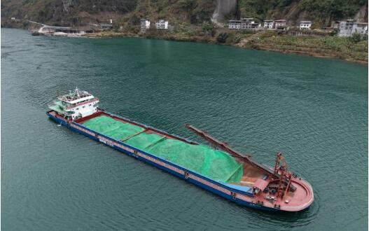 “四川造”金沙江首艘6000噸級新能源貨船首航