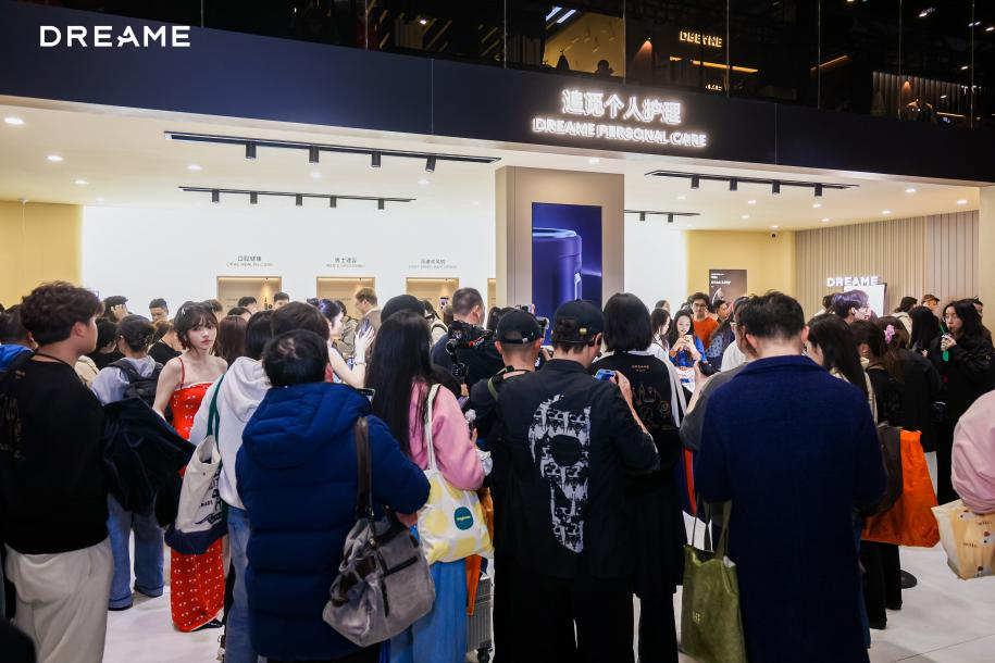 展臺現(xiàn)場大排長龍，頭部媒體爭相報道，追覓個護(hù)成2026AWE“頂流”