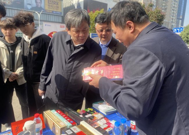 品優(yōu)提質(zhì) 共譜消費(fèi)新篇章——武漢市洪山區(qū)煙草專賣局開展“3·15”主題宣傳活動