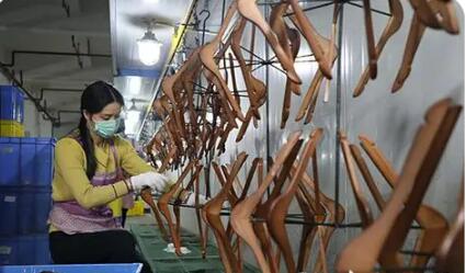 “中國衣架之都”廣西荔浦：小衣架“掛”出大產(chǎn)業(yè)