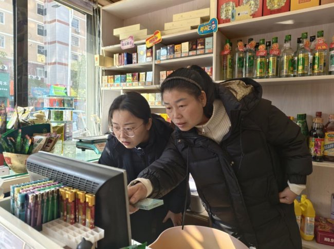 小城煙火里，身影暖人心