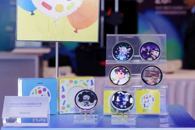 瞄準(zhǔn)千億級(jí)市場(chǎng)，維信諾全球首發(fā)AMOLED電子吧唧
