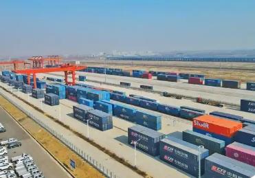 “鋼鐵長龍”馳騁萬里？ 車輪滾滾注入澎湃動能