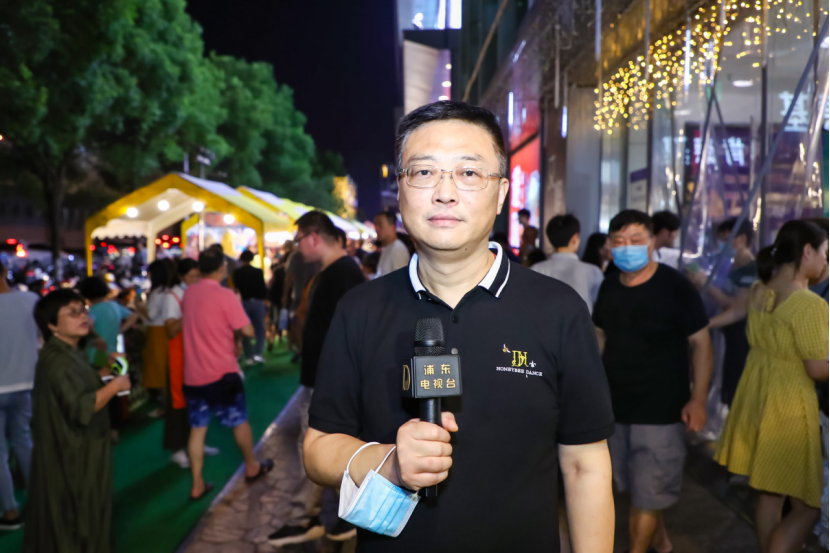 圖片說(shuō)明:上海文峰廣場(chǎng)總經(jīng)理李建中 圖片說(shuō)明:上海文峰廣場(chǎng)總經(jīng)理李建中