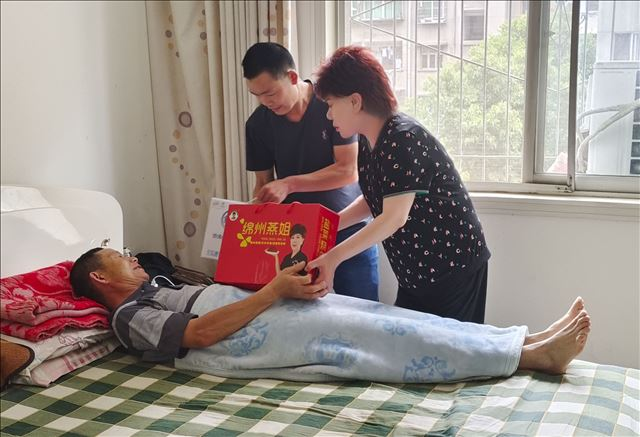 四川好人“綿州燕姐”：腿肢雖腫痛 愛心永不變