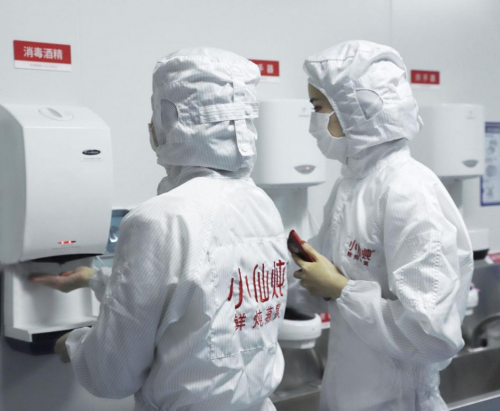 小仙燉鮮燉燕窩開放透明工廠直播展示生產(chǎn)的高標(biāo)準(zhǔn)