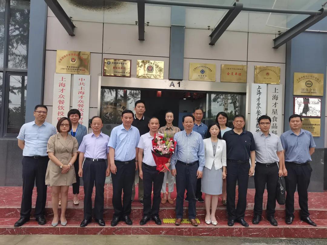 市委宣傳部副部長、市文明辦主任潘敏看望慰問退役軍人企業(yè)家