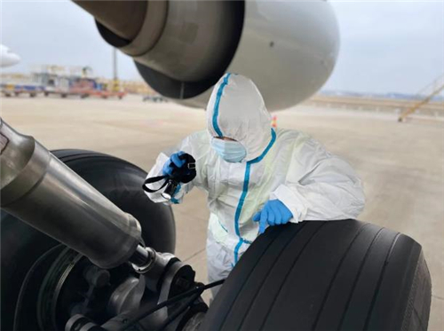 在地表溫度超過40℃的浦東機(jī)場，有群“不怕熱”的安全“守門人”