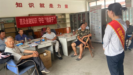關(guān)注重點群體 民生銀行鎮(zhèn)江支行開展“普及金融知識守住‘錢袋子'”活動