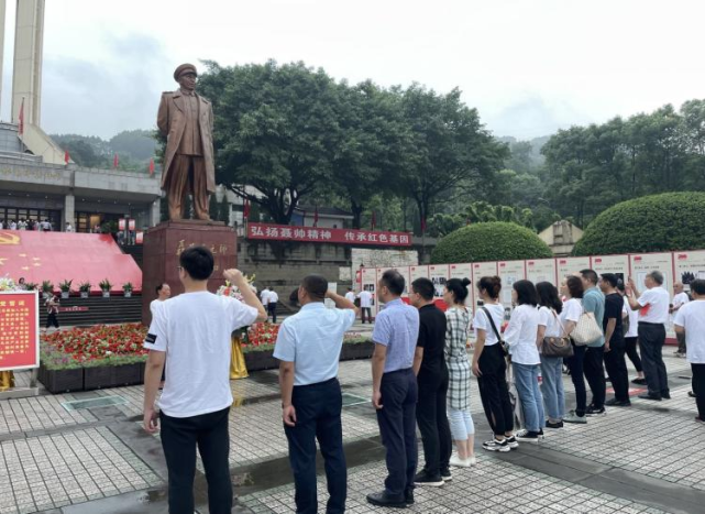 財信智服集團黨支部舉行七一黨建活動