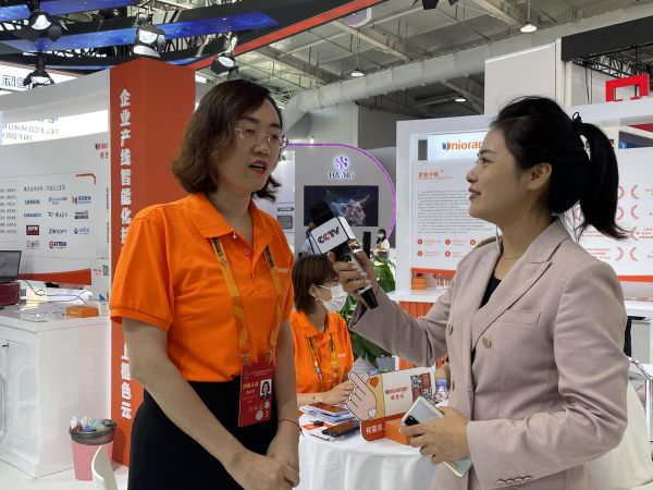 橙色云董事長、總經(jīng)理趙迎芳女士接受央視記者采訪