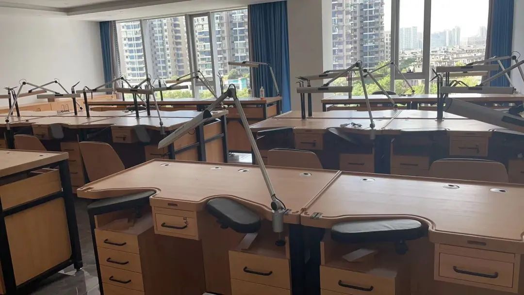 廚房的擺設(shè)布局中度可信度描述已自動生成