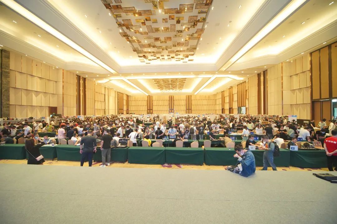 大廳里的人們描述已自動生成