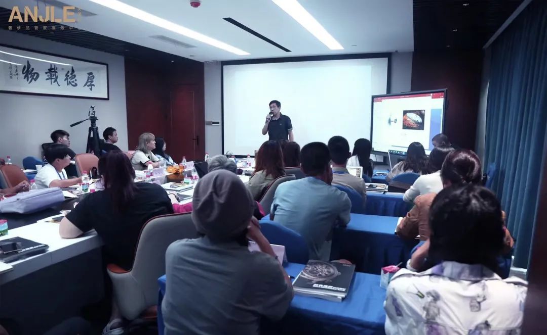 會議室里的人們描述已自動生成