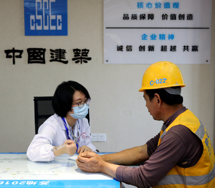 國道241項目冬施期間為農民工“送溫暖”