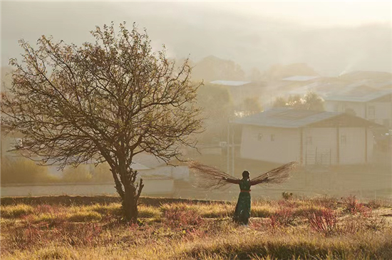  中國(guó)東航攜手胡歌“讓幸福落地” 發(fā)布暖心宣傳片傳遞品牌溫度
