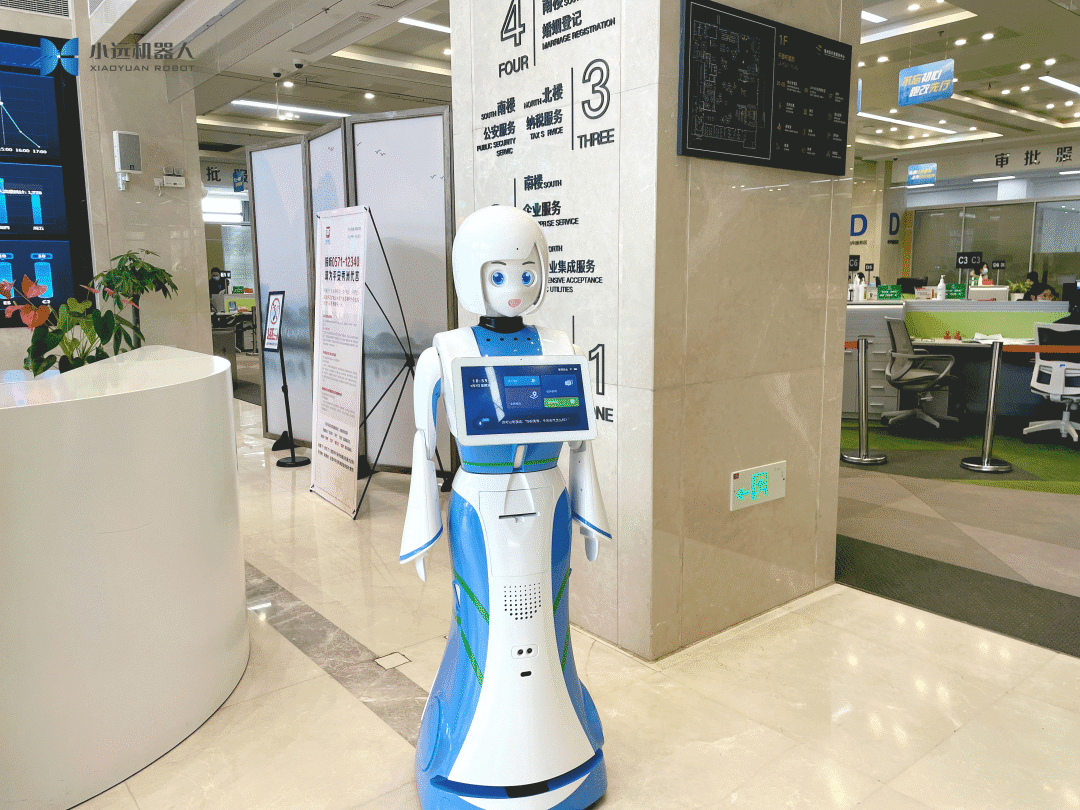 商店的門口前有貼海報低可信度描述已自動生成