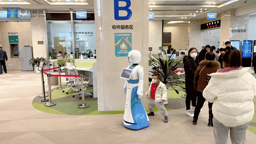 圖片包含 建筑, 室內(nèi), 女人, 桌子描述已自動生成