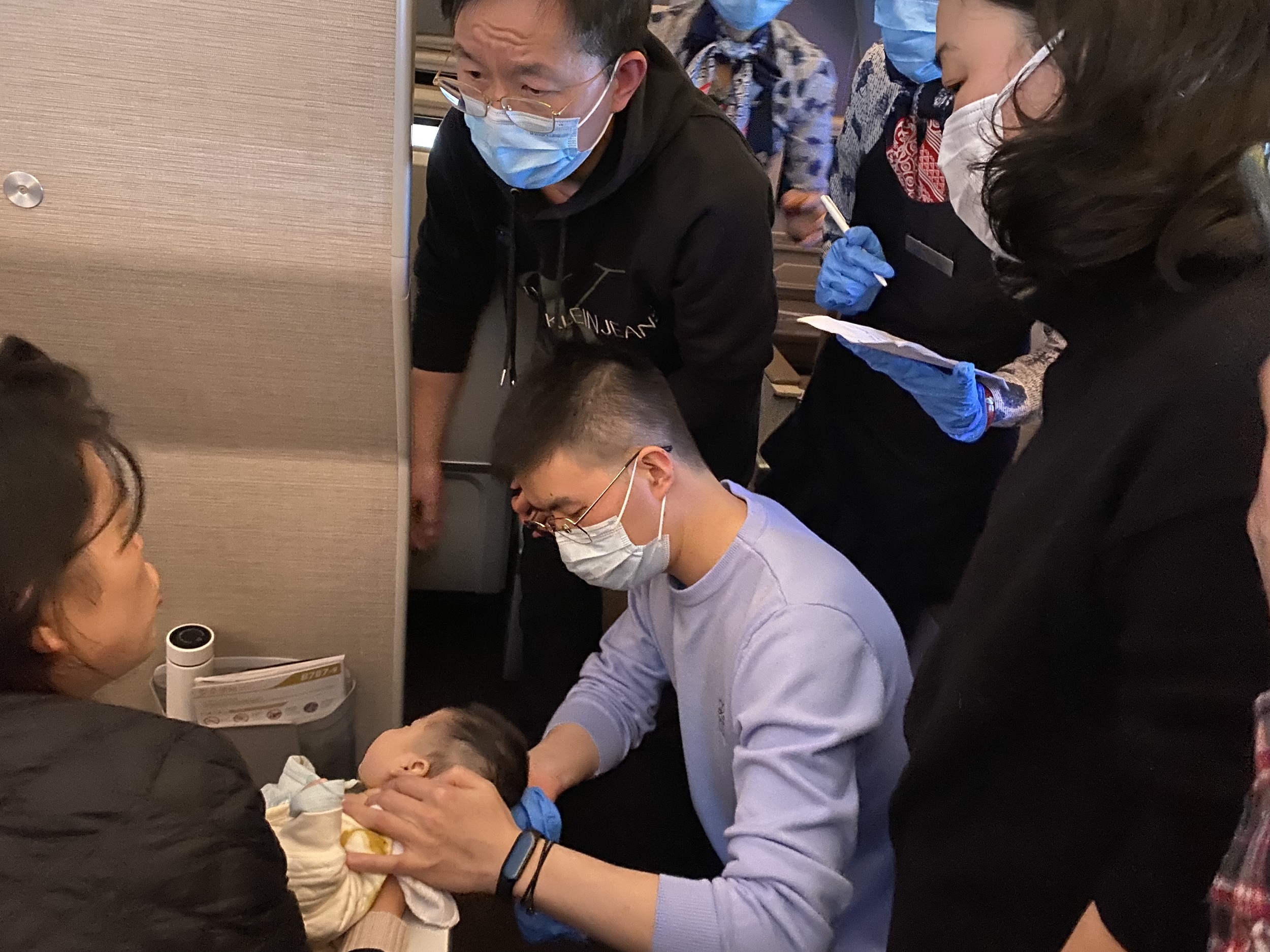  東航MU5804航班緊急備降長(zhǎng)沙救助2月大嬰兒