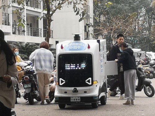  開學季服務(wù)忙！行深智能無人車在福州大學“上崗”