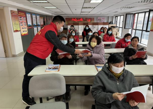 迎春花開學(xué)雷鋒，三月暖陽入人心