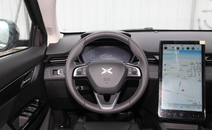 汽車的方向盤描述已自動生成