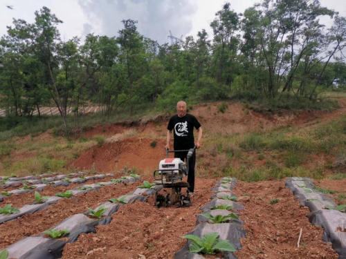 侯全民：“全民”動(dòng)員奔富路