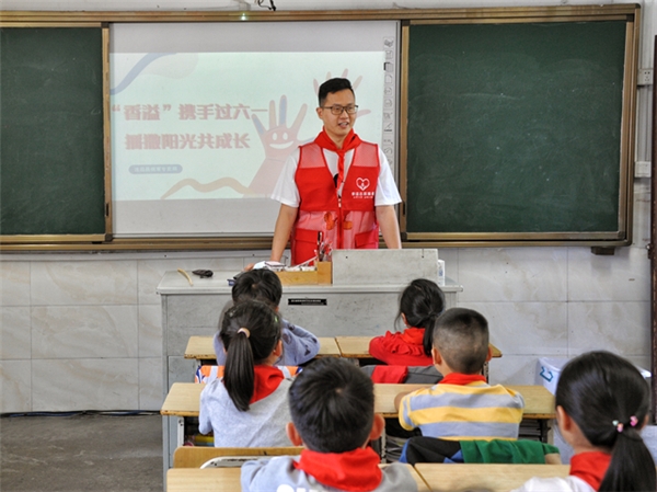  麗水遂昌縣煙草專(zhuān)賣(mài)局：“香溢”攜手過(guò)“六一” 播灑陽(yáng)光共成長(zhǎng) 