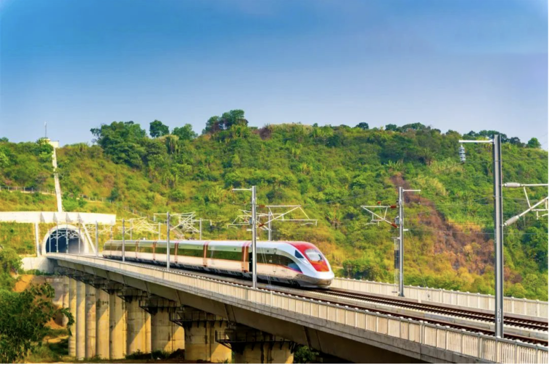 跟著中國(guó)高鐵走向世界，亨通智造護(hù)航雅萬(wàn)高鐵