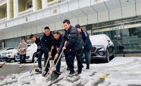 武昌煙草：聞雪而動(dòng)齊上陣  清雪除冰暖人心