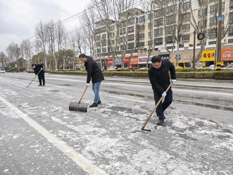 “先鋒”破冰，浴“雪”奮戰(zhàn)，掃出一條“溫暖路”
