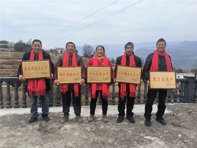 樹(shù)典型揚(yáng)新風(fēng)正氣 長(zhǎng)陽(yáng)煙區(qū)再“選美”