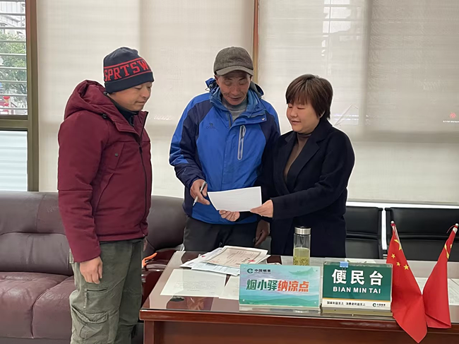 漢陽區(qū)煙草專賣局政務(wù)窗口“她力量” 展現(xiàn)為民服務(wù)“她風(fēng)采”