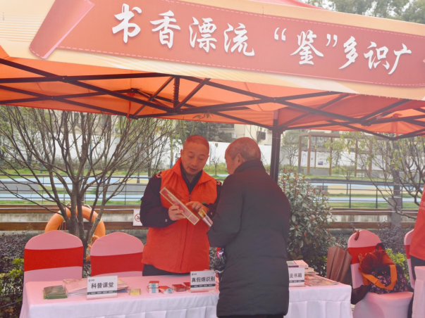 無錫錫山：“雷鋒集市”暖心開集