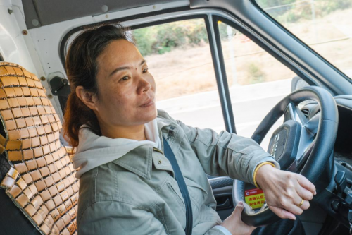 福建福州：物流“綠”中的一抹巾幗“紅”