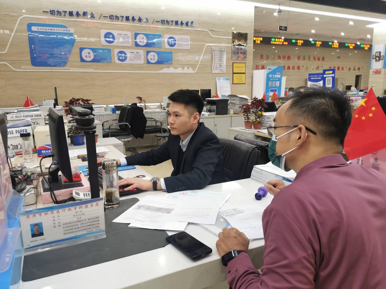 “一件事”里的改革故事｜牡丹區(qū)免費幫辦代辦服務，助力餐飲店老板順利開業(yè)